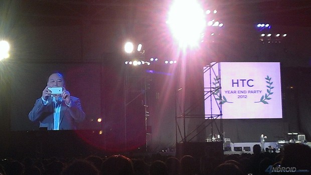 HTC M7 CEO tomando fotos con el disposistivo