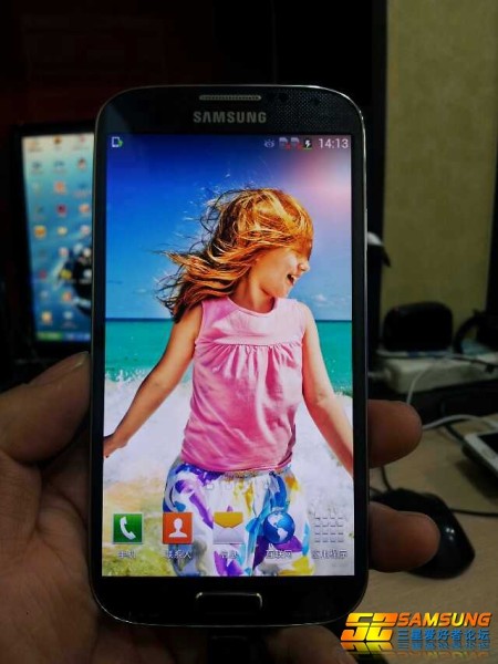 El Galaxy S IV I9502 dual-SIM fotos filtradas en vivo y directo pantalla brillante