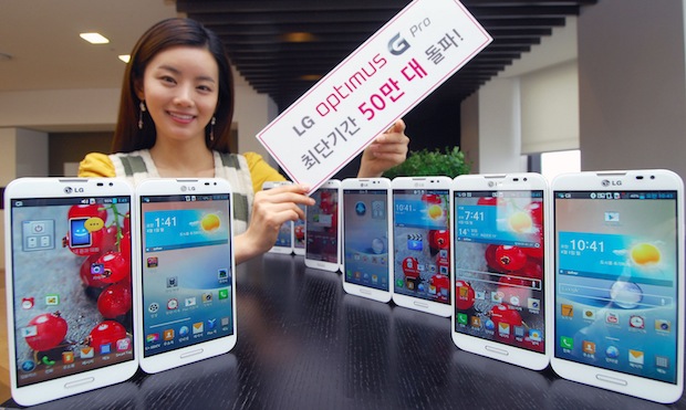 Modelo mostrando cartel de LG Optimus G Pro vende medio millón en Corea