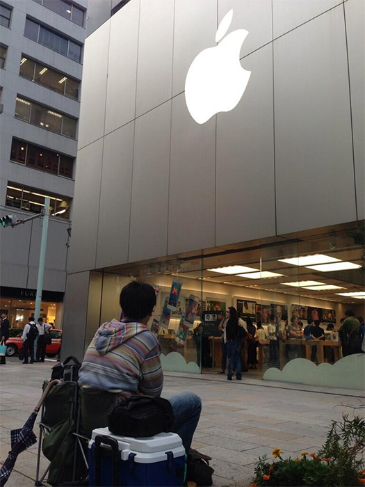 Fanático hace fila para comprar su iPhone 5S en Tokio acompañado en Apple Store
