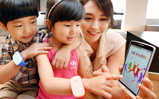 LG presenta KizON pulsera con niños y mamá con smartphone