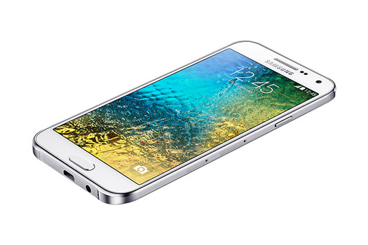 Samsung Galaxy E5 pantalla recostado