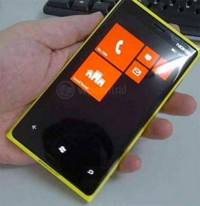 Un Nokia con Windows Phone 8 se muestra en fotos