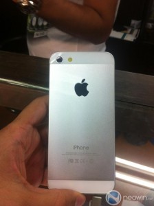 Más imágenes del iPhone 5 tipo dummy