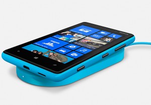 Nokia Lumia 820 y cargador inalámbrico