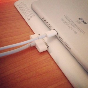 iPad mini de 32 GB con su Apple lightning connector