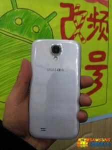 El Galaxy S IV I9502 dual-SIM fotos filtradas en vivo y directo parte trasera