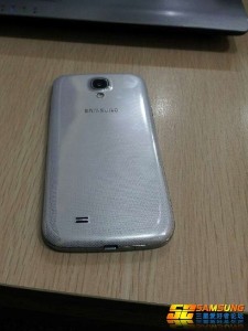 El Galaxy S IV I9502 dual-SIM fotos filtradas en vivo y directo de lado trasera