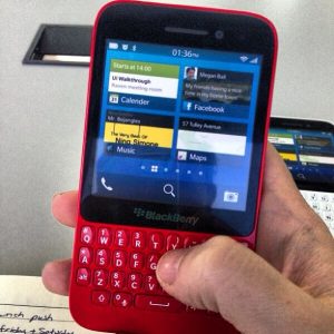 BlackBerry R10 en color blanco y rojo
