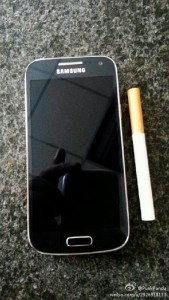 Samsung Galaxy S4 mini y un cigarro