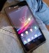 Sony Xperia Z Ultra phablet en vivo pantalla prendida sobre piernas