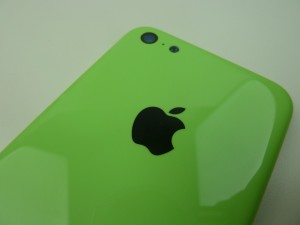 iPhone 5C color verde brillante Green logo Apple y cámara