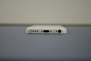 iPhone 5C color blanco de lado abajo