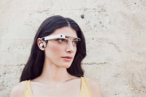 Google Glass con auricular mujer