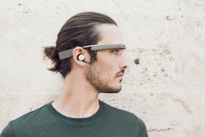 Google Glass con auricular hombre perfil