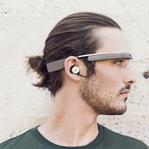 Google Glass con auricular hombre perfil cerca
