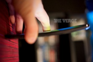 LG G Flex phablet con pantalla curva de 6" HD fotos en directo The Verge tocando
