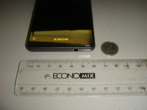 Sony Xperia Z1S D5503 pantalla medido regla centavo