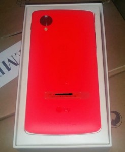 LG Nexus 5 en color rojo en su caja original adentro
