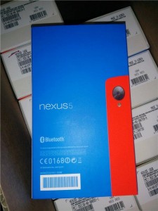 LG Nexus 5 en color rojo en su caja original parte trasera