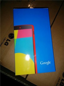 LG Nexus 5 en color rojo en su caja original parte frontal