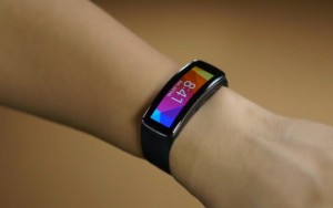 Samsung Gear Fit prendido en muñeca