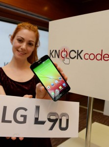 LG lanaza el L90 color negro modelo mostrándolo