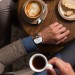 Motorola Moto 360 tomando café