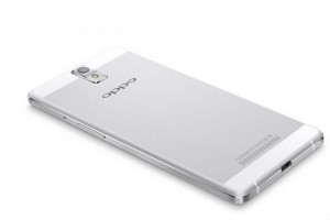 Oppo R3 oficial color blanco cámara trasera acostado