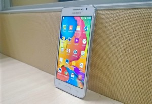 Samsung Galaxy Grand Prime Selfie Phone parado