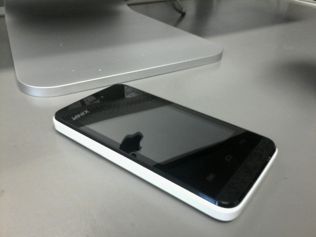 Smartphone en escritorio foto tomada con Lanix S106