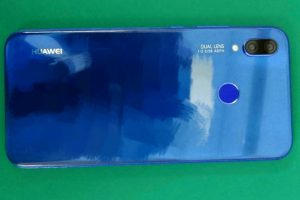 Huawei P20 Lite azul atrás