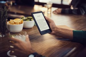 Amazon Kindle 2019 con luz frontal color negro en uso